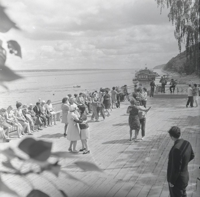 Отдыхающие на летней танцплощадке