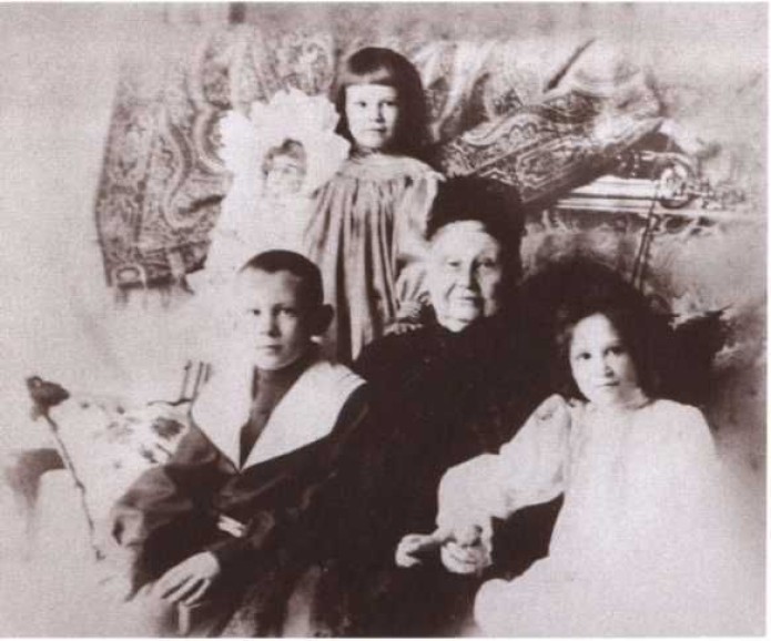 Мария Фёдоровна с&nbsp;внуками Тимофеем, Еленой, Марией
